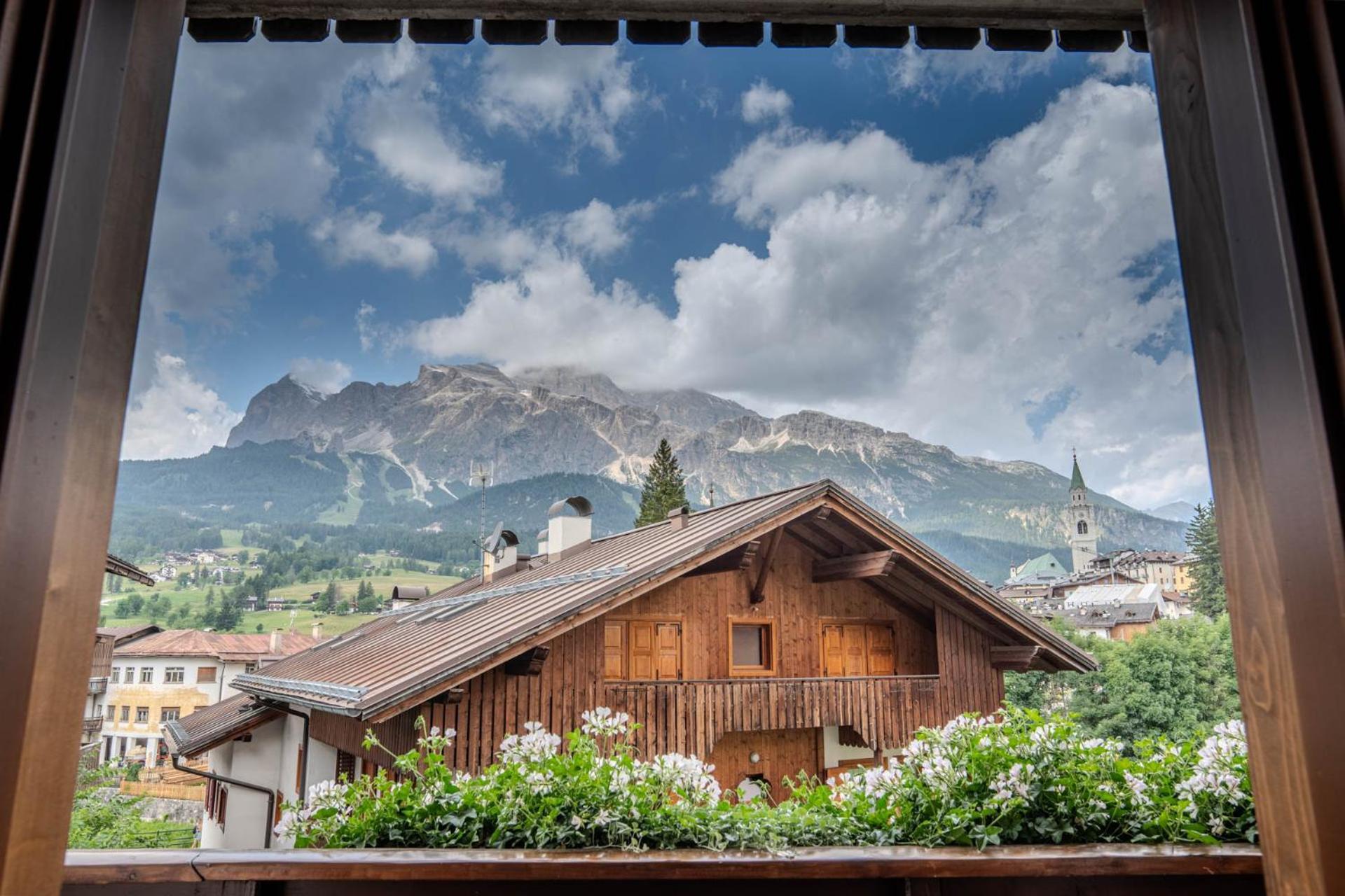 Hotel Panda Cortina- Ricarica Auto Elettriche Cortina dʼAmpezzo Eksteriør billede