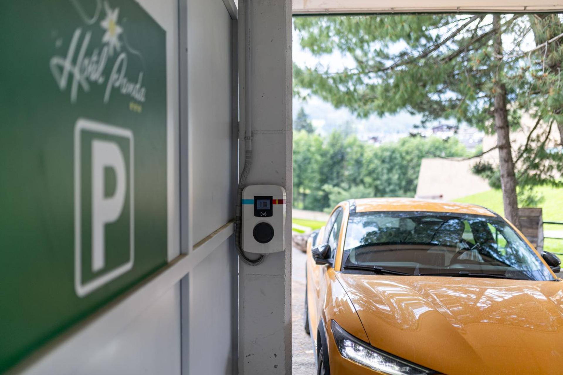 Hotel Panda Cortina- Ricarica Auto Elettriche Cortina dʼAmpezzo Eksteriør billede