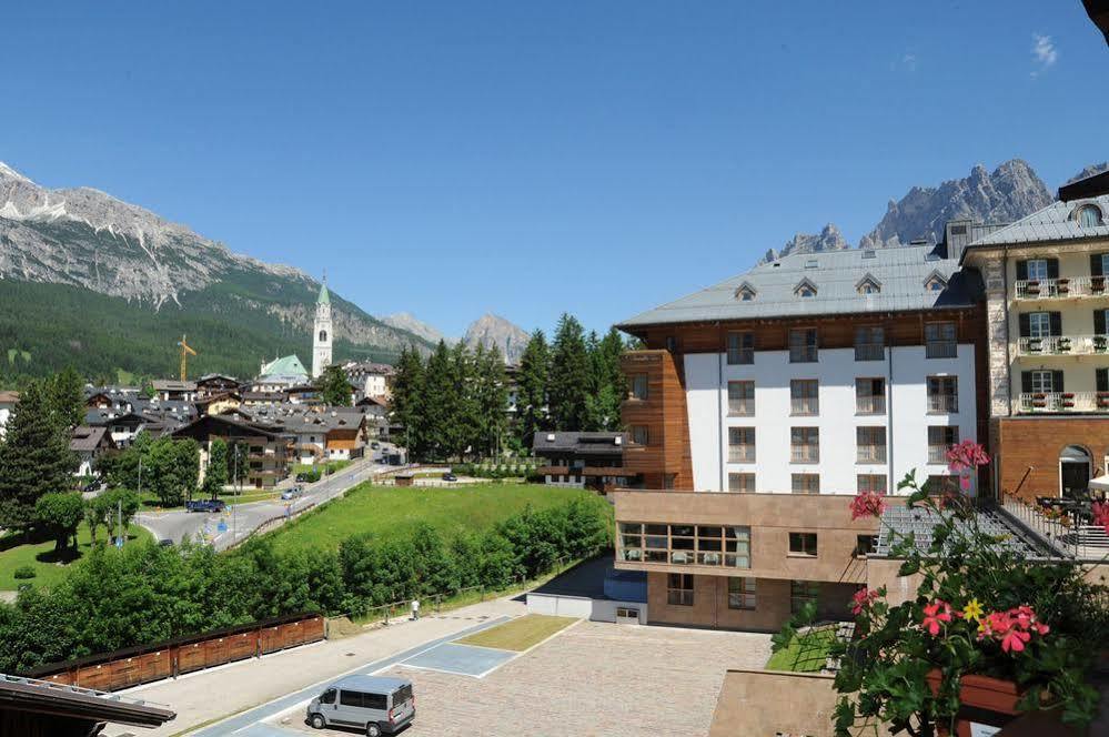 Hotel Panda Cortina- Ricarica Auto Elettriche Cortina dʼAmpezzo Eksteriør billede